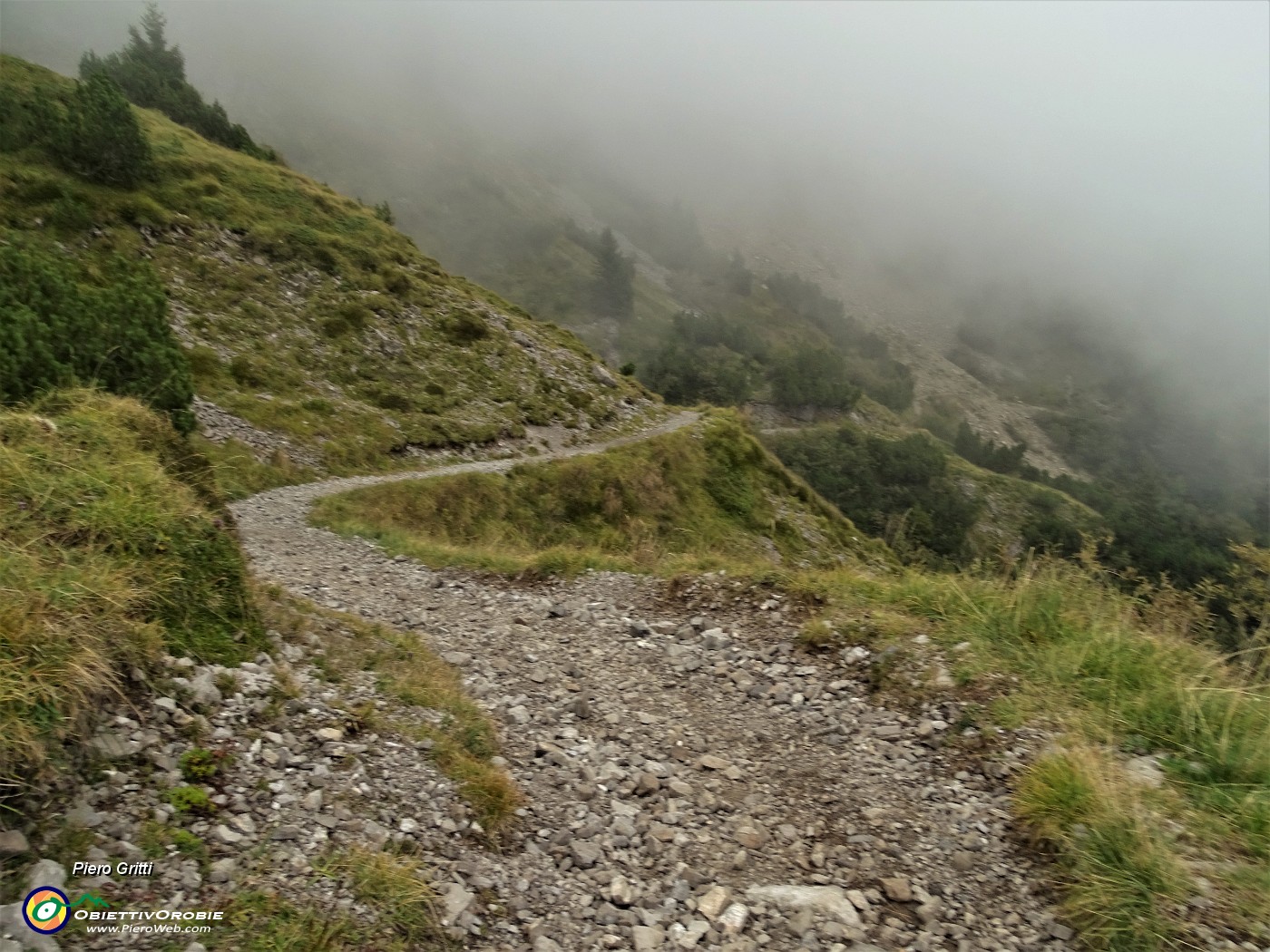 80 Seguo nella nebbia il sent. 9 D.O.L. proveniente dai Piani d'Artavaggio per il Rif. Gherardi.JPG